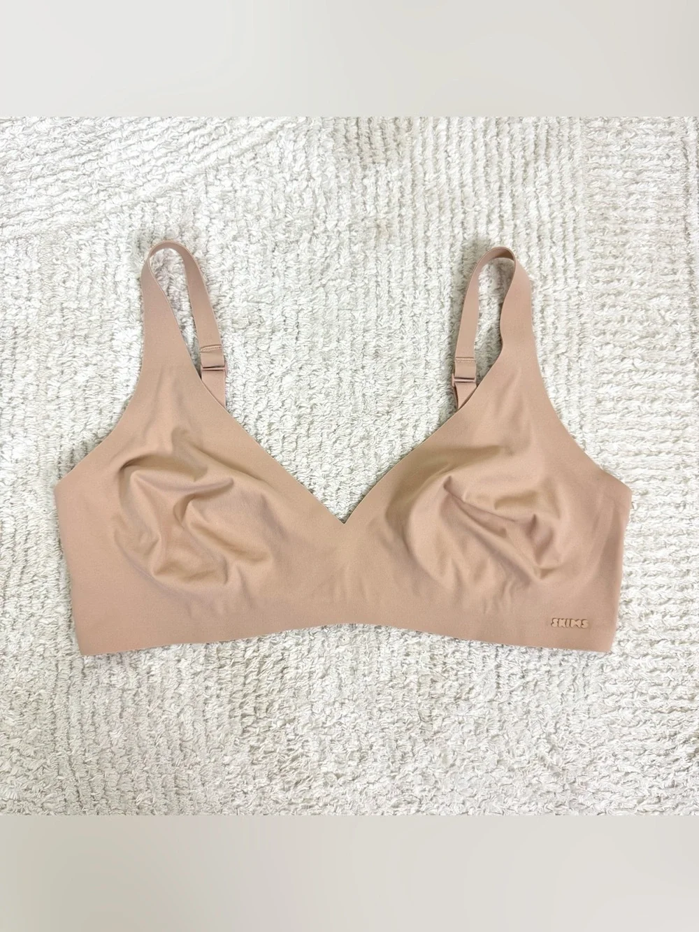 SKIMS Fits Everyone Plunge Triangle Bralette Wireless Seamless Sand Nude Large - Picture 1 of 4